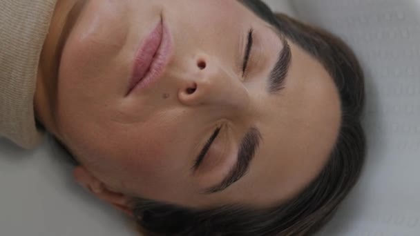 Лежащая Женщина Вела Терапию Закрытыми Глазами Косметологической Клинике Вертикально Ориентированной — стоковое видео