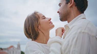 Deniz manzaralı randevuda birbirine dokunan aşk çifti. Romantik, güzel bir kadın, deniz manzaralı bulutlu bir günde aşık olmuş, tıraşsız bir adamı okşuyor. Seksi bir çiftin birlikte eğlenmesi. Yumuşak aşıklar dinleniyor.