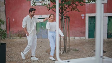 İki aşık el ele tutuşmuş kaldırım taşları şehrinde yürüyor. Sevgi dolu bir çift yaz gezisinde mutlu bir şekilde dinleniyor. Nazik, gülümseyen bir kadın. Konuşurken eğleniyor. Sevgi dolu sevgililer geziniyor 