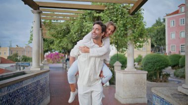 Şen şakrak bir çift şehir yürüyüşünde birlikte eğleniyor. Yaz parkında kız arkadaşını sırtında taşıyan güçlü bir adam. Şehir manzarasını işaret eden, romantik buluşmanın keyfini çıkaran aşırı mutlu genç bir kadın. Tatil kavramı 