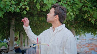 Rahat adam yapraklara dokunuyor ve şehir parkında vakit geçiriyor. Şehvetli yakışıklı adam sokakta yürürken eğleniyor. Sakallı maço, bahçede çiçekli bir kız arkadaşı bekliyor. Beyefendi yürüyor.