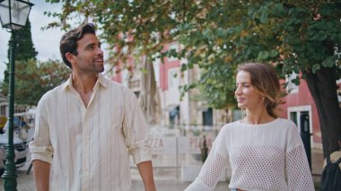 Rahatlamış aşk turistleri birlikte yürüyüp güzel kasabayı yakından izliyorlar. Romantik hafta sonu gezintisinde el ele tutuşan iki sevgili. Mutlu, gülen bir çift aile gezisi için şehir merkezini keşfediyor. 
