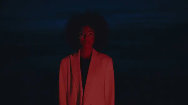 Itsevarma Afrikkalainen Amerikkalainen Malli Vaaleanpunainen Valo Lähikuva Muodikas Nainen Yörannalla — kuvapankkivalokuva