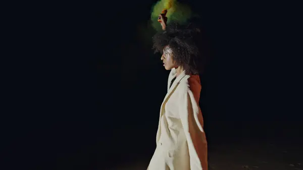 Protestoiva Tyttö Jolla Pommi Kävelee Mustan Taustan Takana Seksikäs Afrikkalainen — kuvapankkivalokuva
