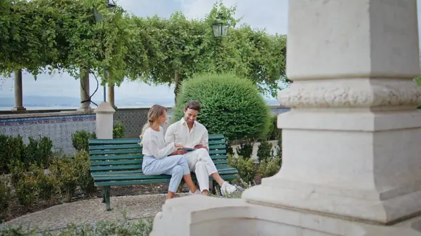 Smilende Nygifte Lesebok Grøntområder Benk Lykkelig Emaljert Kjæreste Det Gøy – stockfoto
