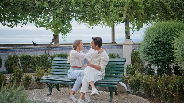 Rakkaat Puolisot Syleilevät Onnellisina Kaupunkipuiston Penkillä Romanttinen Onnellinen Mies Nainen — kuvapankkivalokuva