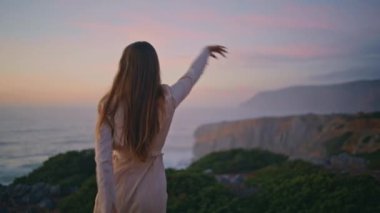 Sunset Ocean Hill 'de doğaçlama dans eden yetenekli bir kadın. Profesyonel kız modern dansçı esnek vücutla çağdaş dans ediyor. Bayan sanatçı akşam modern koreografinin tadını çıkarıyor.