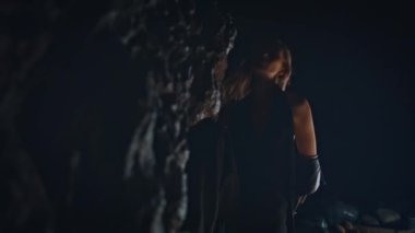 Yaz mevsiminde deniz kenarında dans eden volkanik kayalar. Genç kadın sanatçı vücudu hareket ettiriyor ve okyanusta eğleniyor. Sadece akşam sahillerinde çağdaş tarzını sergileyen seksi bir kadın. 