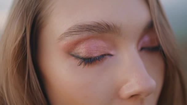 Primeros Planos Mujer Joven Cerró Los Ojos Moda Maquillaje Brillante — Vídeo de stock