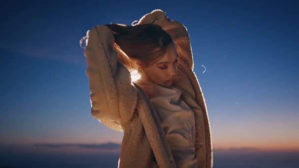Modemädchen Modelliert Sonnenaufgang Strand Pelzmantel Morgen Nahaufnahme Attraktive Sinnliche Frau — Stockvideo
