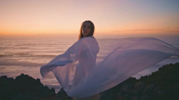 Αισθησιακό Κορίτσι Χορεύτρια Κυματίζει Fluttering Λευκό Πανί Εκτελεί Σύγχρονο Χορό — Αρχείο Βίντεο