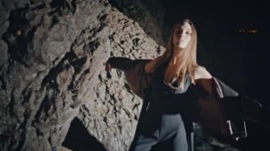 Kokteyl elbisesiyle dans eden şehvetli kızlar gecesi. Baştan çıkarıcı, uzun saçlı, kameralı bir bayan plajda ritim tutuyor. Güzel, seksi kadın ışık altında gösteri yapıyor. Muhteşem parti modası kıyafetleri. 