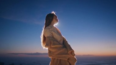 Gece kulübü, Okyanus Sahili 'nde gün batımında dans ediyor. Uzun saçlı dansçı, gökyüzü arka planında çağdaş dans gösterisi yapıyor. Modern koreografiden hoşlanan kendine güvenen bir kadın tek başına hareket ediyor. 