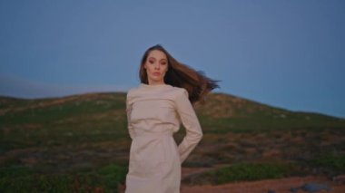 Aktif dansçı yaz akşamları doğa yeşil tepelerde gösteri yapıyor. Şehvetli seksi kadın yeşillik manzarasında vücudu hareket ettiriyor. Modern dans stilinde pratik yapan yetenekli bir kız. Çağdaş dansçı bayan 