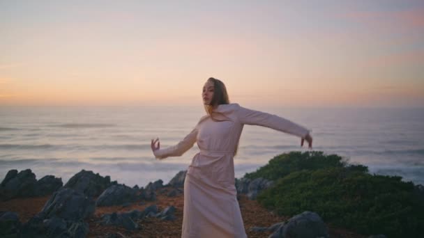 Esnek Dansçı Kız Akşam Deniz Kıyısında Ince Vücut Bükme Dansı — Stok video