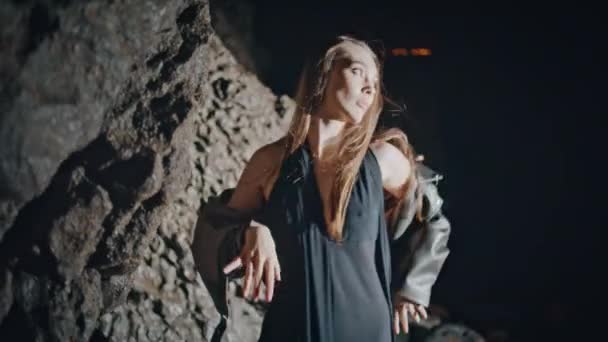 Mode Vrouw Dansen Nacht Rotsen Strand Close Verleidelijk Model Met — Stockvideo