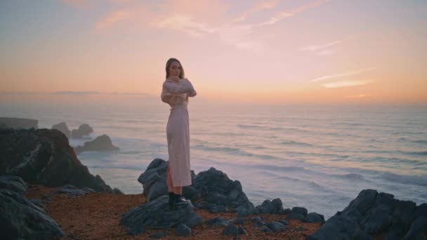 Вдумлива Жінка Спостерігає Океан Позує Скелю Сама Собі Дівчина Мріє — стокове відео