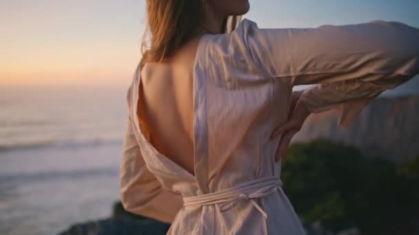Χαριτωμένη Γυναίκα Γυμνή Πίσω Χορεύοντας Ηλιοβασίλεμα Φύση Εκτέλεση Σύγχρονη Χορογραφία — Αρχείο Βίντεο