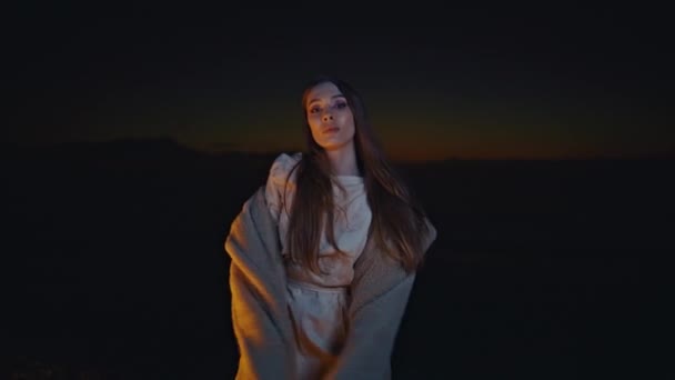 Moda Kadını Gece Kumsalında Dans Ederken Yakın Çekim Baştan Çıkarıcı — Stok video