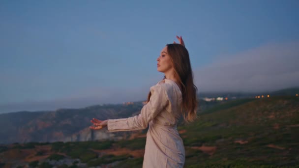 Гнучка Танцівниця Рухається Руками Заході Сонця Пагорбів Природи Крупним Планом — стокове відео