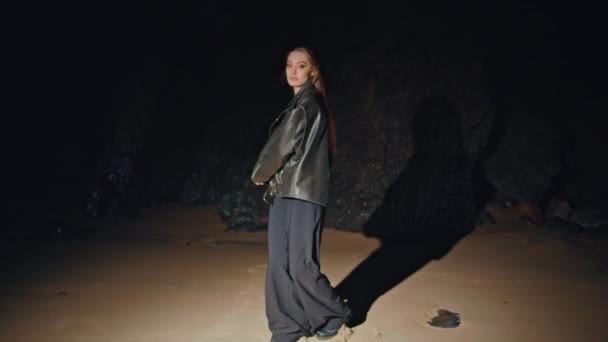 Divatlány Modellkedik Strand Bőrdzseki Éjjel Zoom Vonzó Érzéki Táncol Sziklás — Stock videók