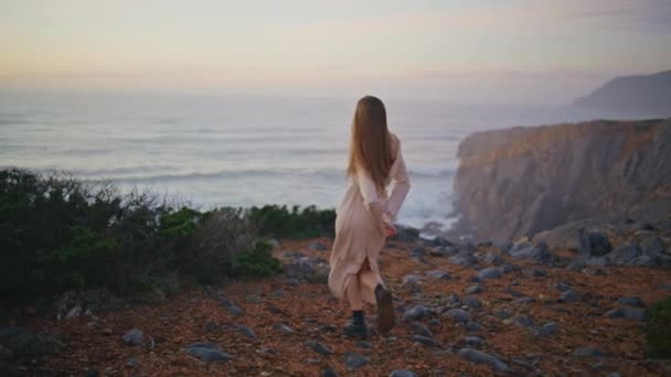 Ξέγνοιαστη Γυναίκα Που Τρέχει Στο Λόφο Χαρούμενο Χαρούμενο Κορίτσι Που — Αρχείο Βίντεο