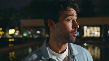 Kapalı moda bir adam hafta sonu dışarıda tanınmayan bir arkadaşla konuşuyor. Gülümseyen yakışıklı adam gece geç saatlerde arkadaşça sohbet etmekten hoşlanır. Mutlu kaygısız hipster su havuzunda takılıyor..