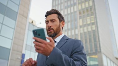 Başarılı bir adam, şehir caddesinde yürürken telefon numarasını çeviriyor. Kendine güveni tam orta yaşlı işadamı iş yerinde akıllı telefon konuşmalarına başlar. Şık, mutlu bir yönetici. Cep telefonuyla konuşuyor. Dışarıda geziniyor..