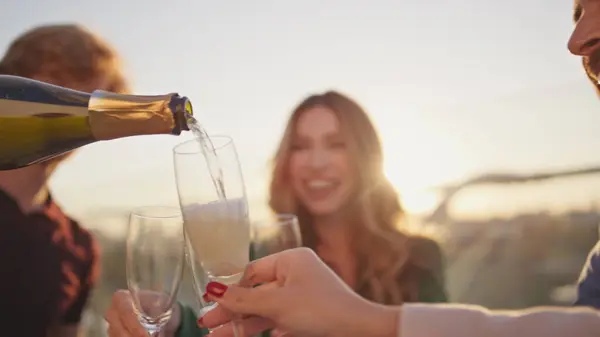 Kolleger Som Fyller Glitrende Vin Sluker Nyter Lykkelig Tid Sammen – stockfoto