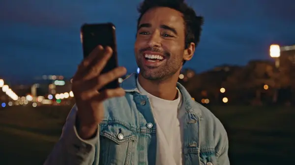Reise Blogger Opptak Video Nattbyen Smarttelefon Nært Hold Smilende Spansk – stockfoto