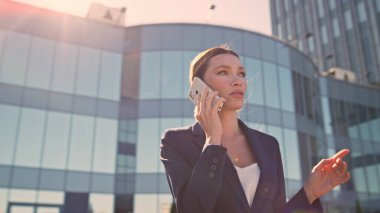 Akıllı kız yönetici, müşteriyi arıyor. Akşam güneşi sokağı kapanışında iş teklifini tartışıyorlar. Kendine güvenen bir iş kadını dışarıda akıllı telefonlardan konuşuyor. Zarif bayan patronun iş görüşmesi var..