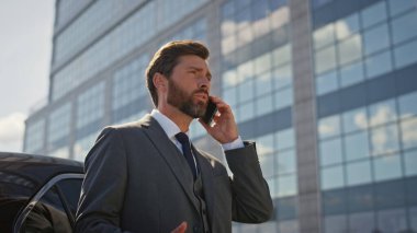 Sunny caddesinde lüks bir arabanın yanında akıllı telefondan konuşan endişeli bir CEO var. Sakallı ciddi işadamı iş ortaklarını arıyor ve yakınlaştırmayı tartışıyor. Ofiste konuşan zarif patron.