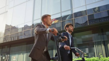 Ofis yöneticileri güneşli bir sabahta sokağa çıkıyorlar. Gülümseyen meslektaşlar, bisiklet elektrikli scooterıyla iş yerinden işe giderken takım elbiseleriyle konuşuyor. Yakışıklı sakallı adamlar şehir merkezinde yürürler. Kurumsal rutin kavram