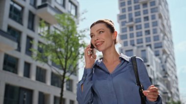 Güneşli caddede gülümseyen iş kadını çağrıya cevap veriyor. Şehir merkezinde yalnız yürüyen rahat bir kız. Güzel, rahat, işe gidip gelen, konuşan bir kadın. Harika bir yönetici akıllı telefondan iletişim kuruyor..