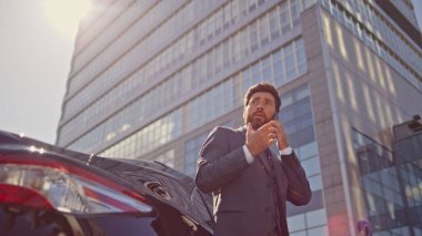 Profesyonel avukat, güneşli bir iş sokağında cep telefonuyla danışmanlık yapıyor. Kendine güvenen sakallı iş adamı dışarıda lüks bir arabaya yaslanıyor. Zengin patron akıllı telefondan telefon görüşmesi yapıyor..