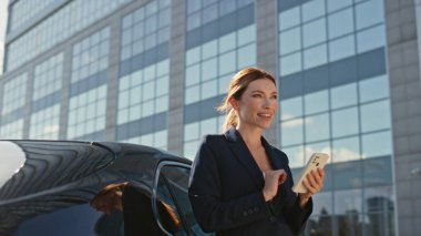 İş kadını Sunny Caddesi 'nde akıllı telefon siparişi veriyor. Neşeli bayan cep telefonu ekranına dokunup lüks araba satın alıyor. Gülümseyen kadın telefon mesajı okuyor. Kamera hareket ediyor