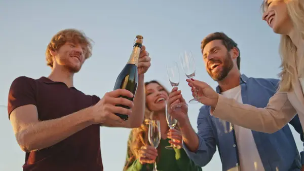 Venner Holder Champagne Flaske Det Gøy Sammen Utendørs Fest Nært – stockfoto