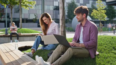 İki meslektaş iş merkezinde çalışıyor. Gülümseyen takım dizüstü bilgisayarla konuşuyor. İnternette ders çalışan çekici bir kadın. İki yetişkin öğrenci çimen yapımı projesi yapıyor.