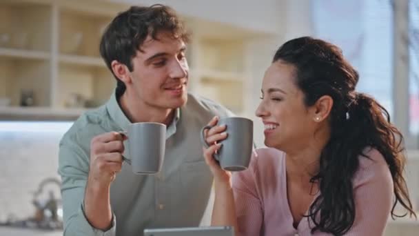 Házaspár Kávét Iszik Nevetve Beszélgetnek Otthoni Konyha Belsejében Közelről Boldog — Stock videók