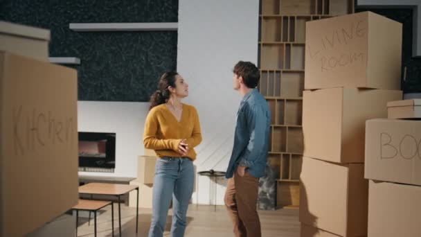 Casal Feliz Movendo Casa Sala Estar Moderna Com Caixas Papelão — Vídeo de Stock