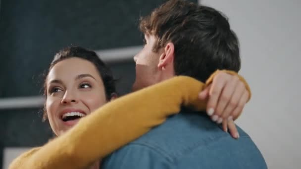 Szczęśliwi Małżonkowie Przytulający Się Nowym Domu Stojącym Blisko Mieszkania Hipotecznego — Wideo stockowe
