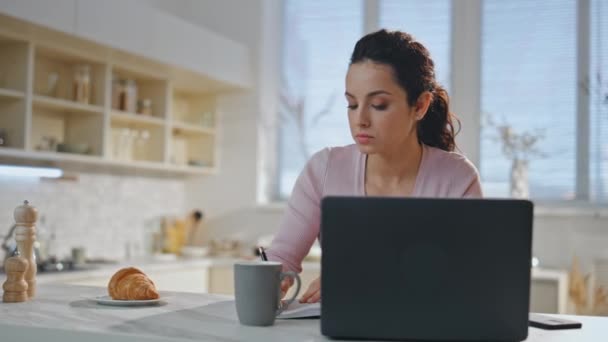 Menina Séria Freelancer Sentado Aconchegante Cozinha Com Laptop Moderno Perto — Vídeo de Stock