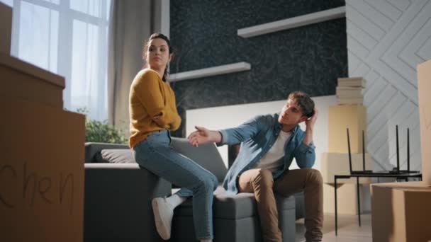 Karton Kutular Arasında Modern Oturma Odasında Oturan Yorgun Çift Genç — Stok video