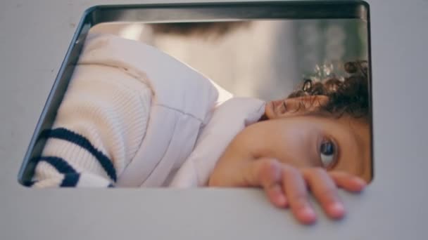 Afroamerikanisches Kind Beim Spielen Spielzeughaus Nahaufnahme Verspielt Lockiges Mädchen Das — Stockvideo