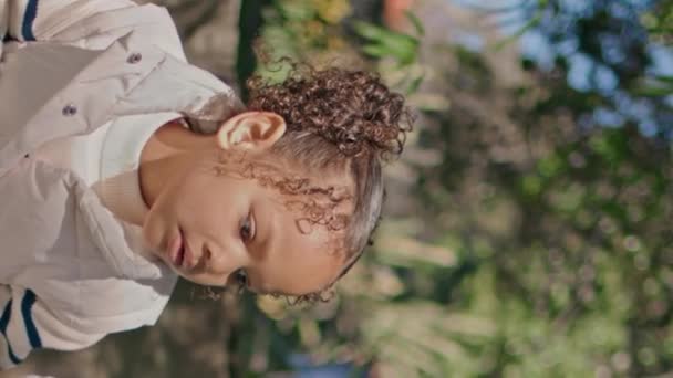 Africká Americká Rodina Objevování Přírody Krásném Zeleném Parku Detailní Emocionální — Stock video
