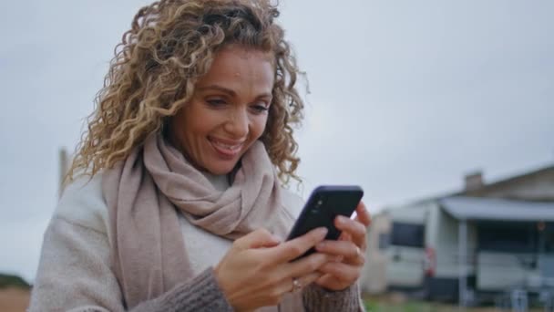 Positieve Dame Messaging Mobiele Telefoon Troebele Natuur Close Lachende Volwassen — Stockvideo