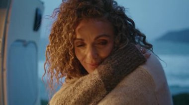 Kapısı açık, karavanda dinlenen güzel bir turist. Hayalperest kıvırcık kadın karavanda kaygısız deniz tatili yapıyor. Bir kadın akşam karavanında dinleniyor.