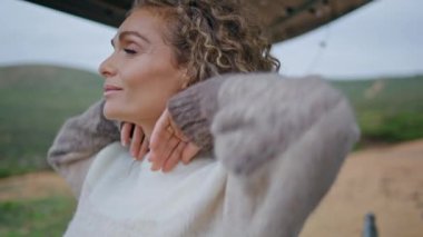 Hayalperest kadın, tasasız bir sabahta doğayı seyrediyor. Mutlu gülümseyen kadın terasta tek başına hafta sonunun tadını çıkarıyor. Güzel kıvırcık gezgin gözlerini kapatıyor.