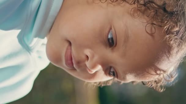 Sevimli Afro Amerikan Çocuk Portresi Sunny Park Bilinmeyen Bir Anneyle — Stok video
