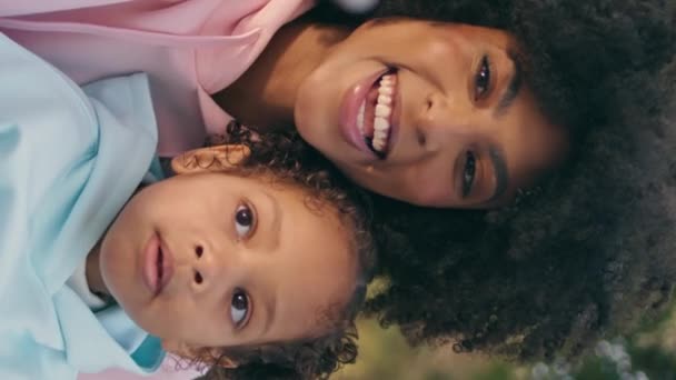 Anne Çocuk Telefonda Güzel Yeşil Çayırda Fotoğraf Çekiyor Yakın Plan — Stok video